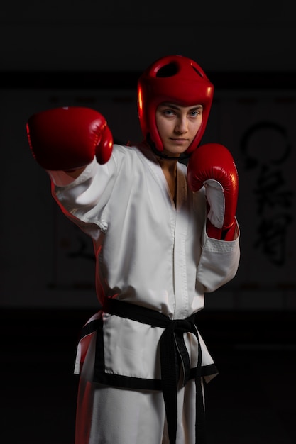 Kostenloses Foto vorderansichtfrau, die taekwondo übt