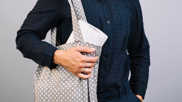 Vorderansichtfrau, die Tasche mit Papiertuch hält