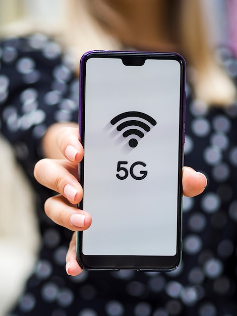 Vorderansichtfrau, die Telefon hält