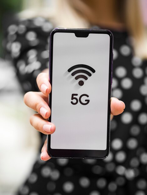 Vorderansichtfrau, die Telefon mit 5g auf Schirm hält