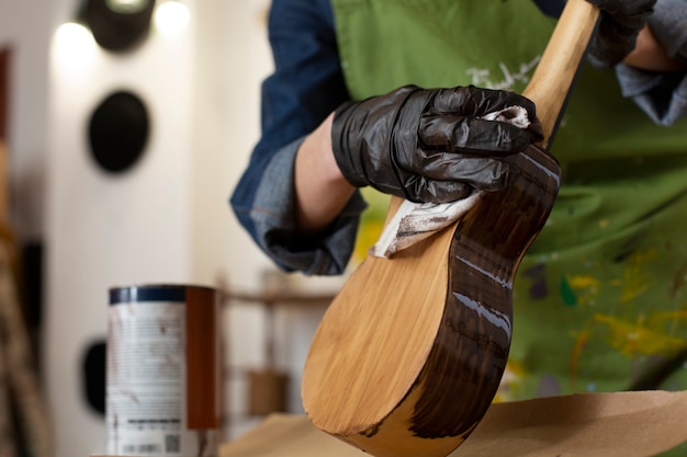 Vorderansichtfrau, die ukulele hält