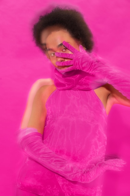 Kostenloses Foto vorderansichtfrau, die volles rosafarbenes outfit trägt