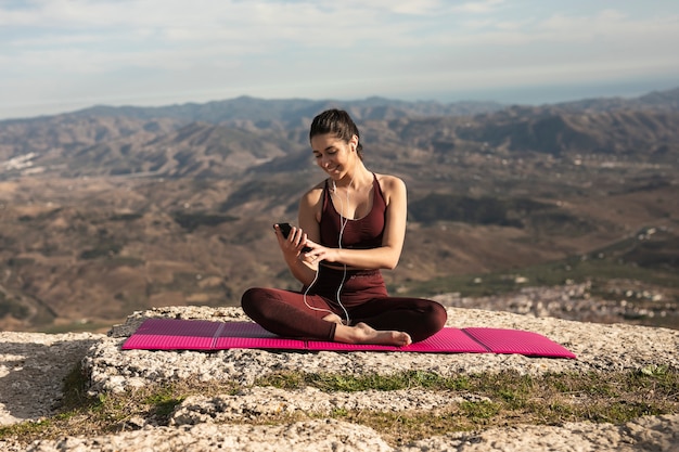 Vorderansichtfrau, die Yogamodell tut