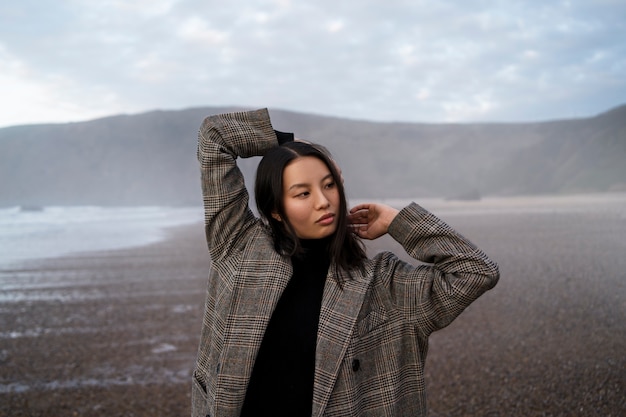 Kostenloses Foto vorderansichtfrau, die zeit am strand genießt