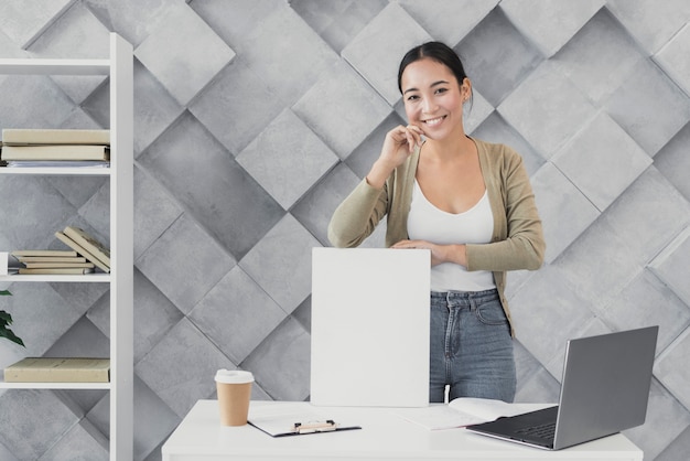 Vorderansichtfrau im Büro sprechend am Telefon