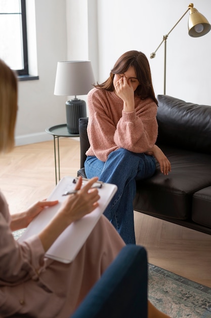 Kostenloses Foto vorderansichtfrau in der therapie