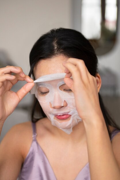Vorderansichtfrau mit Gesichtsmaske