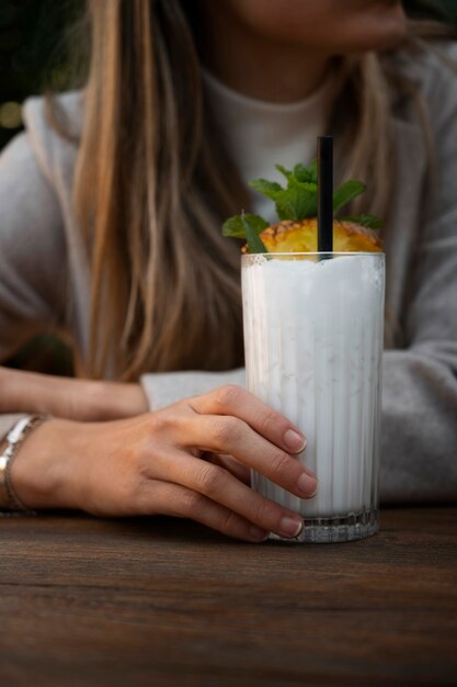 Vorderansichtfrau mit köstlicher pina colada