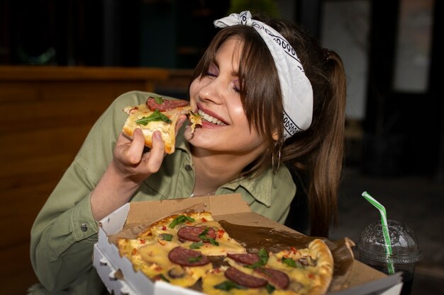 Vorderansichtfrau mit köstlicher pizza