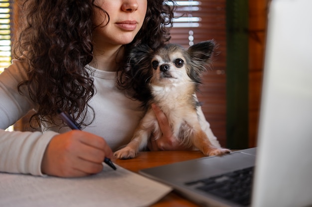 Vorderansichtfrau mit laptop zu hause