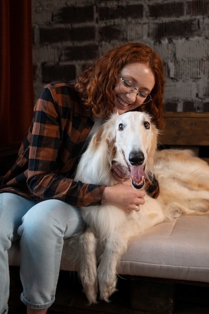 Kostenloses Foto vorderansichtfrau mit nettem windhundhund