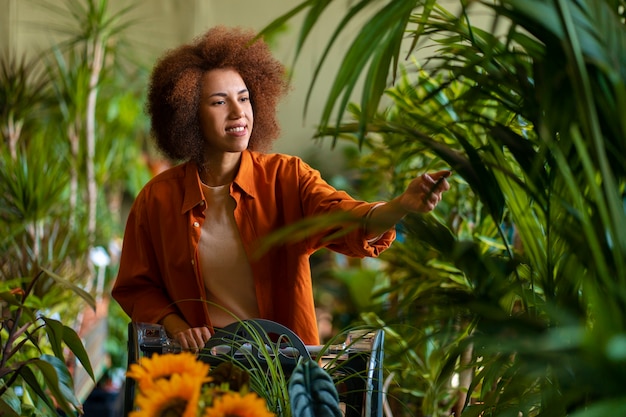 Kostenloses Foto vorderansichtfrau mit sonnenblumen