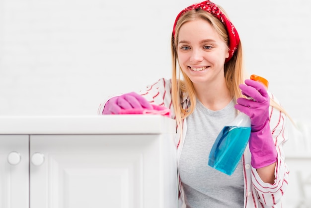 Kostenloses Foto vorderansichtfrau zu hause, die säubert