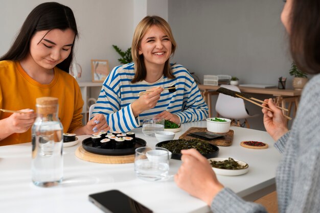 Vorderansichtfrauen, die zu Hause essen