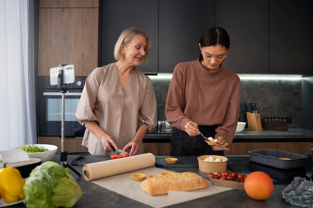 Kostenloses Foto vorderansichtfrauen, die zusammen kochen