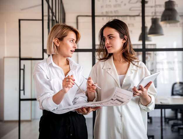 Vorderansichtfrauen, die zusammenarbeiten