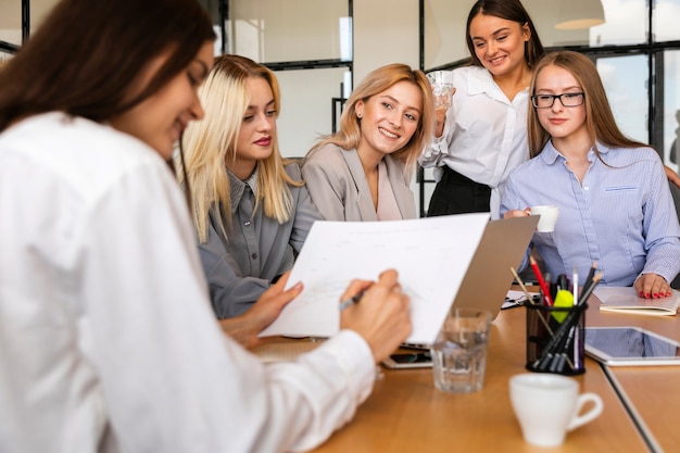 Vorderansichtfrauen-Gruppensitzung im Büro