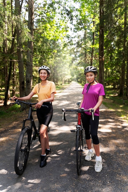 Vorderansichtfrauen mit Fahrrädern