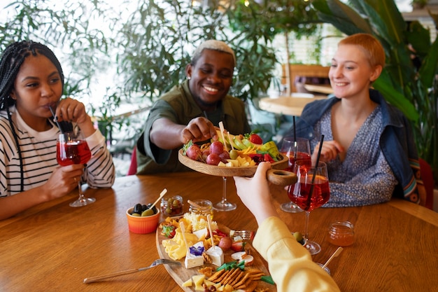 Kostenloses Foto vorderansichtfreunde, die cocktails trinken