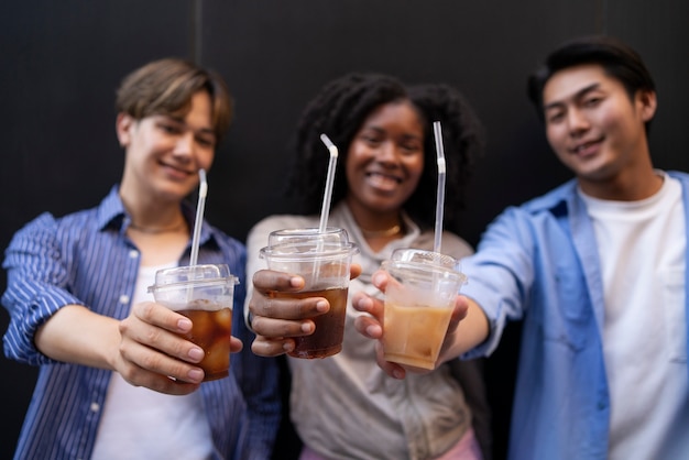 Vorderansichtfreunde, die eiskaffee halten