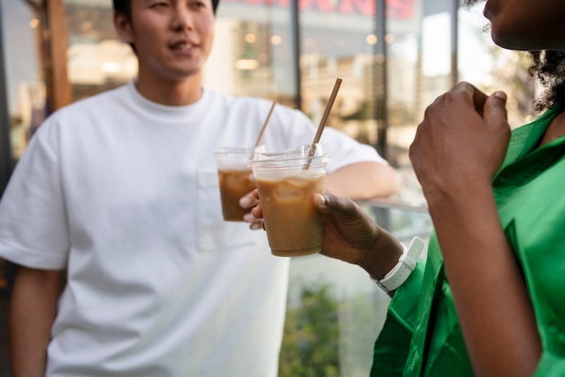 Vorderansichtfreunde mit eiskaffee