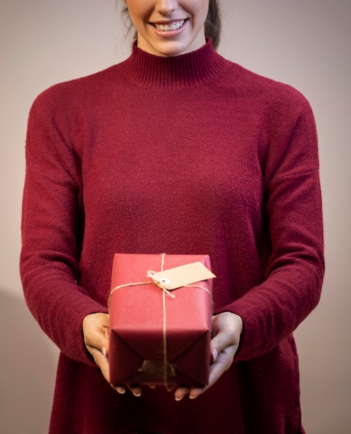 Vorderansichtgeschenk eingewickelt im roten Papier