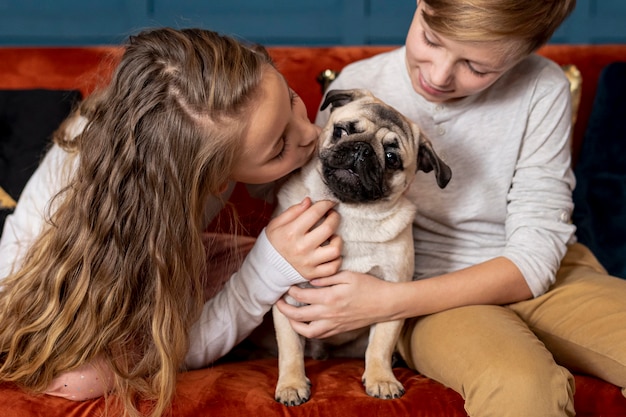 Vorderansichtgeschwister, die Zeit zusammen mit ihrem Hund verbringen