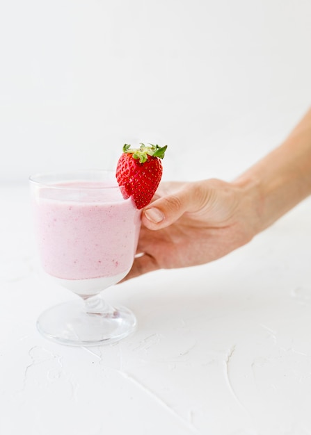 Vorderansichtglas gefüllt mit Erdbeer-Smoothie