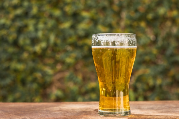 Vorderansichtglas mit Bier auf Tabelle