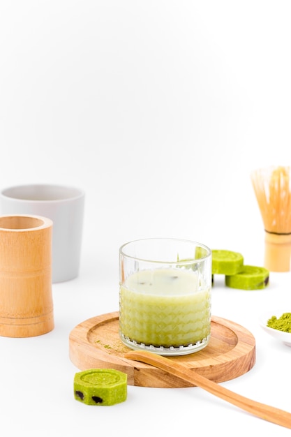 Vorderansichtglas mit matcha Tee