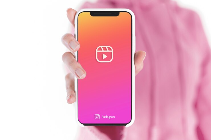 Kostenlose Foto vorderansichthand, die smartphone hält
