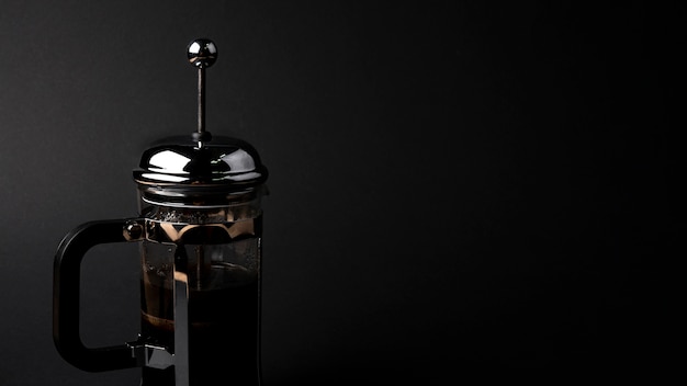 Vorderansichtkaffeekessel mit schwarzem Hintergrund