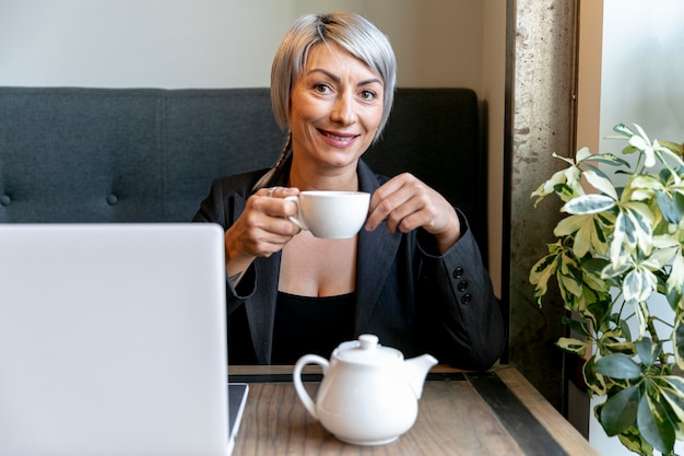 Vorderansichtkaffeezeit mit Geschäftsfrau