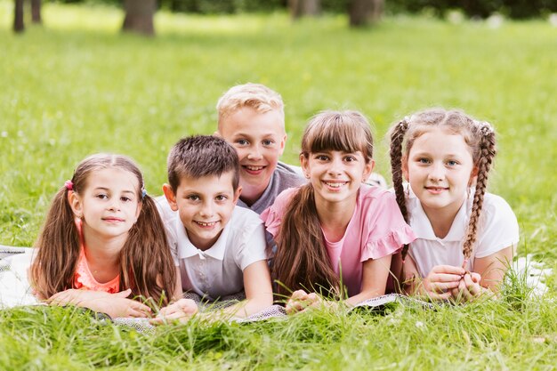 Vorderansichtkinder, die auf Decke sich entspannen