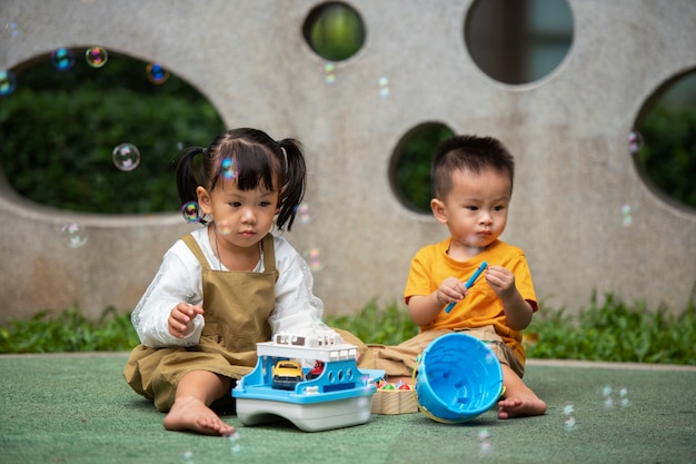 Kostenloses Foto vorderansichtkinder, die draußen zusammen spielen