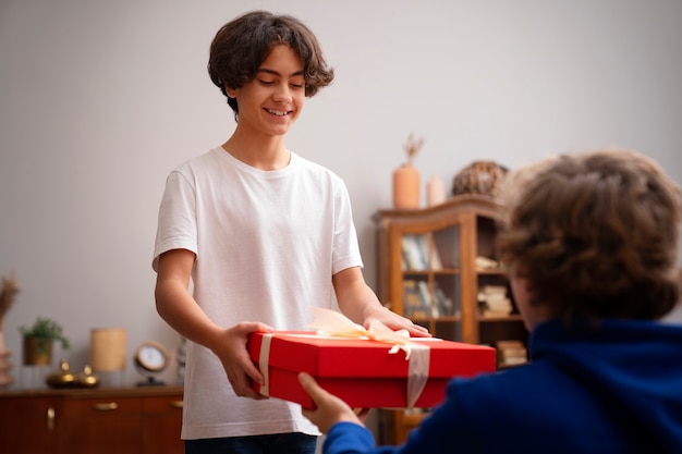 Vorderansichtkinder, die fernsehen