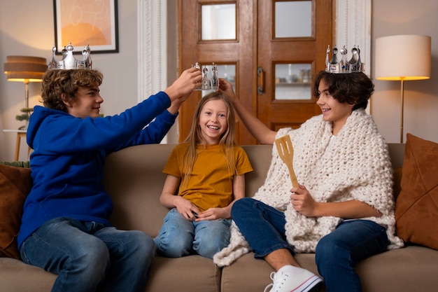 Kostenloses Foto vorderansichtkinder, die fernsehen