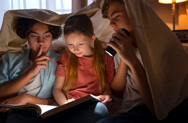 Kostenloses Foto vorderansichtkinder, die fernsehen