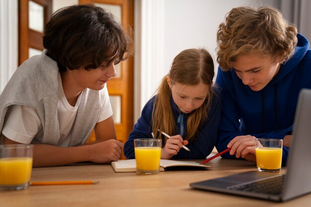 Vorderansichtkinder, die fernsehen