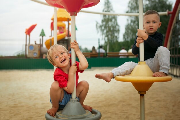 Vorderansichtkinder, die im park spielen