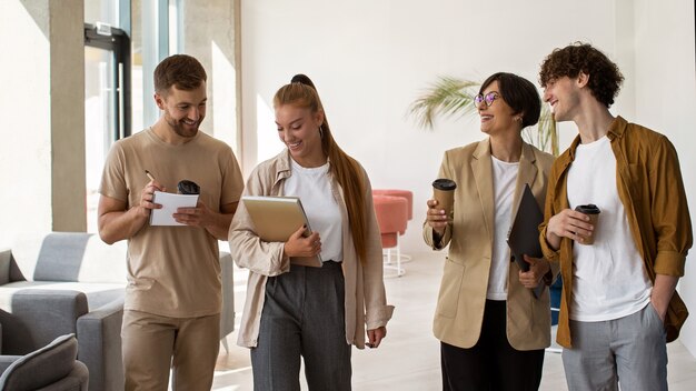 Kostenloses Foto vorderansichtkollegen mit kaffeetasse