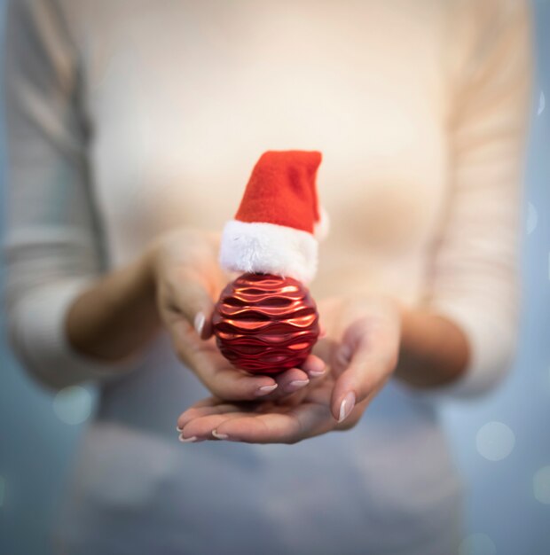 Vorderansichtkugel mit kleinem Weihnachtsmann-Hut