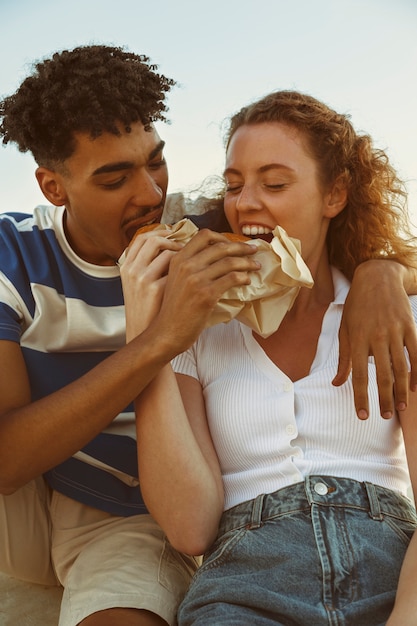 Vorderansichtleute, die zusammen essen