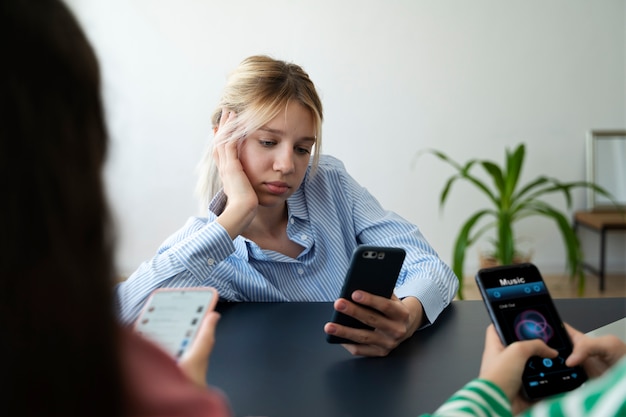 Vorderansichtmädchen, das selfie nimmt