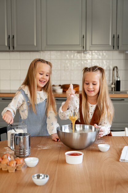 Vorderansichtmädchen, die in der Küche kochen