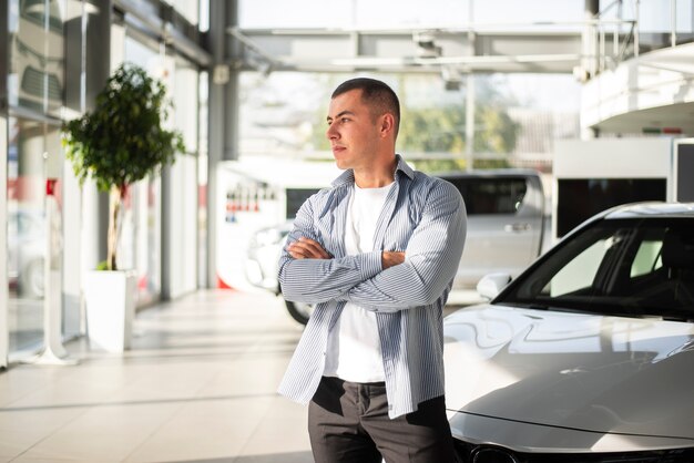 Vorderansichtmann am Autohaus