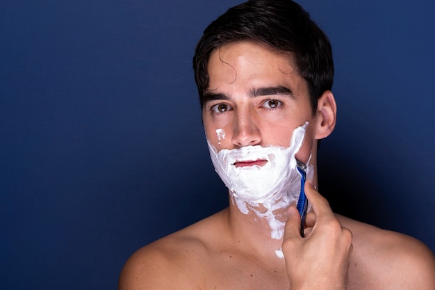 Vorderansichtmann, der Bart rasiert