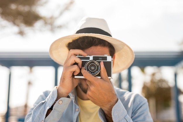 Vorderansichtmann, der Fotos macht