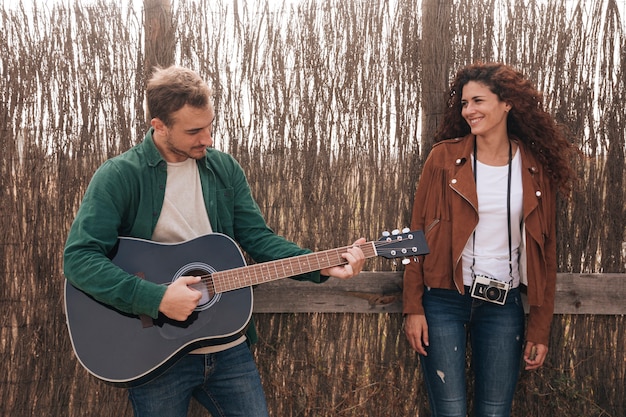 Vorderansichtmann, der Gitarre spielt