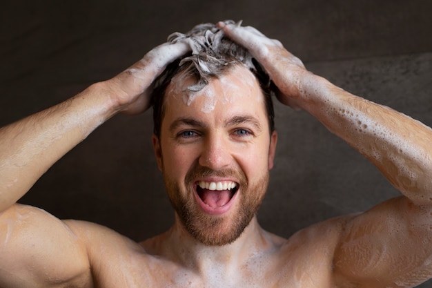 Vorderansichtmann, der Haare wäscht